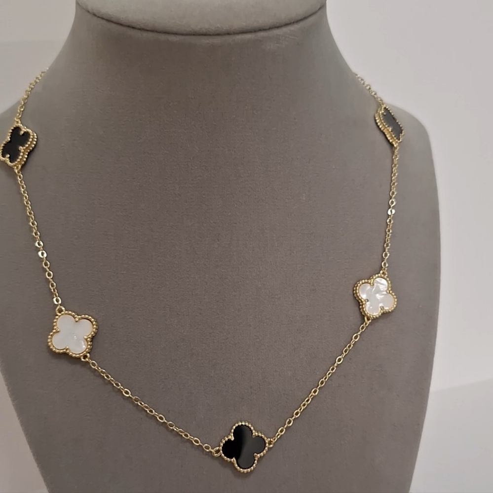 Mother of pearl and black onyx four leafs flowers necklace